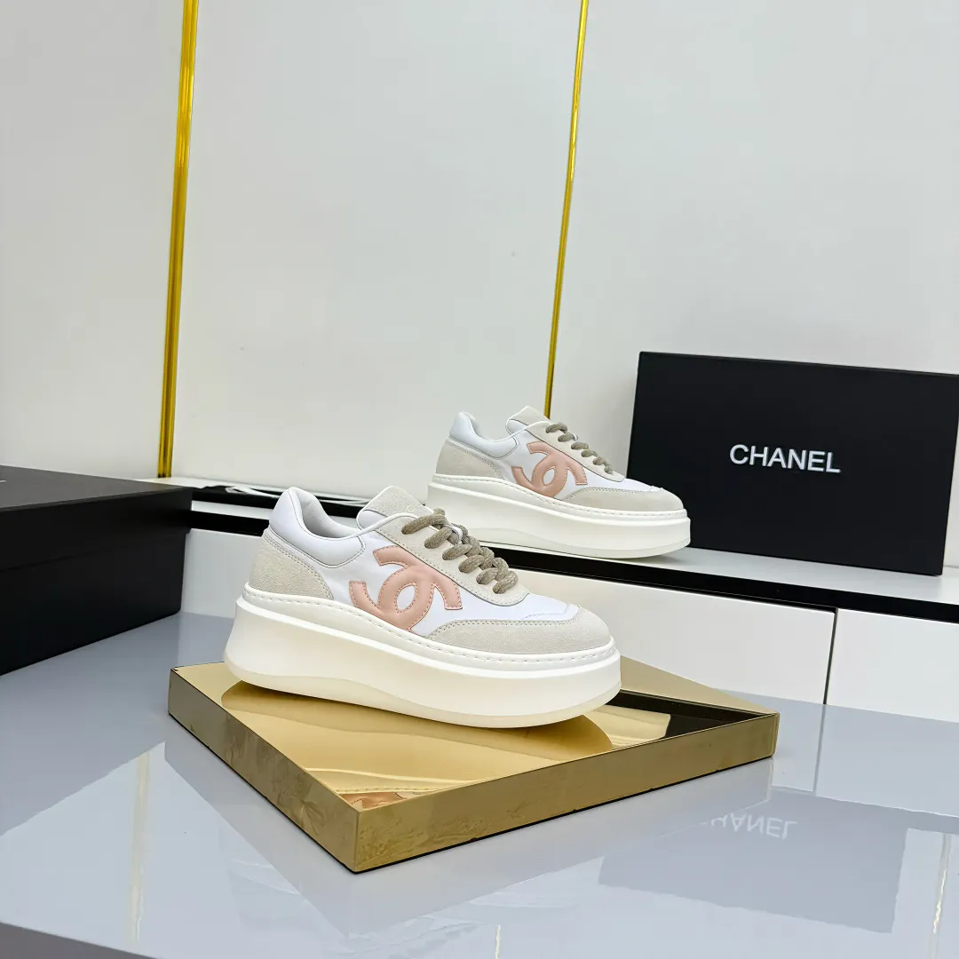 👟👟Ex-factory price 660👟👟 Top version! Chanel Chanel panda shoes! 2025 counter's top casual sports shoes. This classic design; the upper is electro-embroidered with a variety of techniques; the outsole is fashionable and sporty; the unusual inclusion of a variety of color matching elements... The diversified mix and match is very good-looking and versatile, and can be used for leisure, fashion, sports, and outdoor... ꫛꫀꪝ Go➫ Materials: ❶Upper made of: original imported first-layer silk cowhide + original waterproof cloth + original first-layer cowhide ❷Inner lining: Original Yangli+wang ❸ Outsole based on: Original TPU combination outsole Counter boutique packaging complete set for women 35–41
